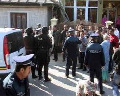 Scandal cu topoare şi bâte la Bărăganu: 40 de ţărani beţi au vrut să-i cotonogească pe poliţişti, la petrecerea dată de Primărie